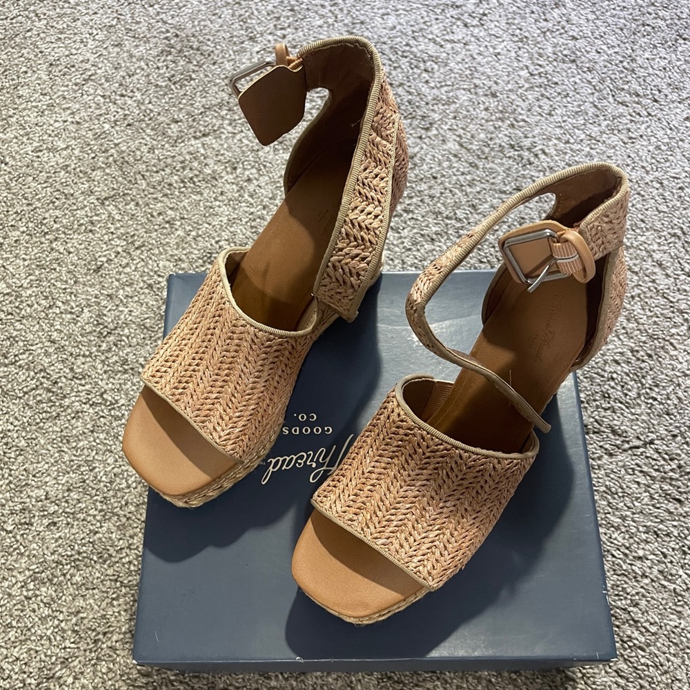 Universal thread, women’s wedges, Julianna heels